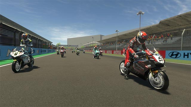 Cạnh tranh với 21 AI và tay đua thực trong game VRider SBK