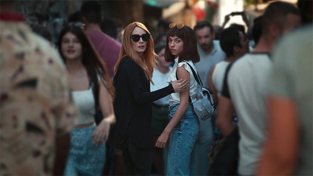 Poster phim tội phạm giật gân Chúng Ta Đang Chạy Trốn Ai Vậy Mẹ?