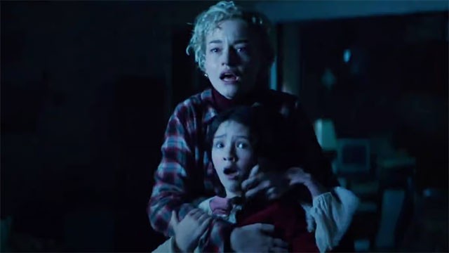 ... và đe dọa chính tính mạng của vợ, con gái anh trong ngôi nhà của họ