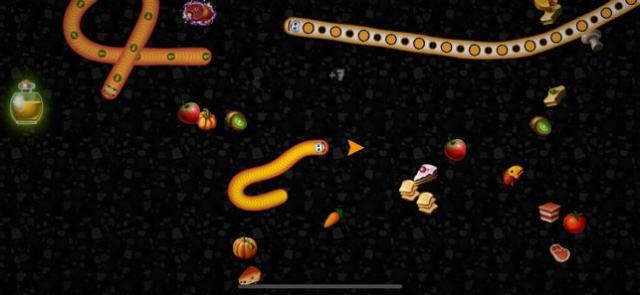 Ăn đồ ăn và tránh các con rắn to lớn khác