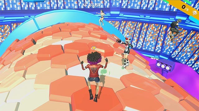 Điều khiển nhân vật chạy nhảy, vượt chướng ngại vật và tránh bẫy trên đường đi