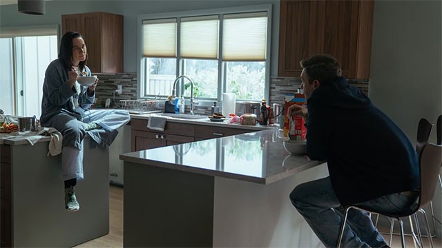 Your Friends & Neighbors Mùa 1 gồm 9 tập, với bầu không khí dí dỏm, thú vị